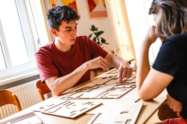Un couple qui réaliser un plan avec le kit Yoja