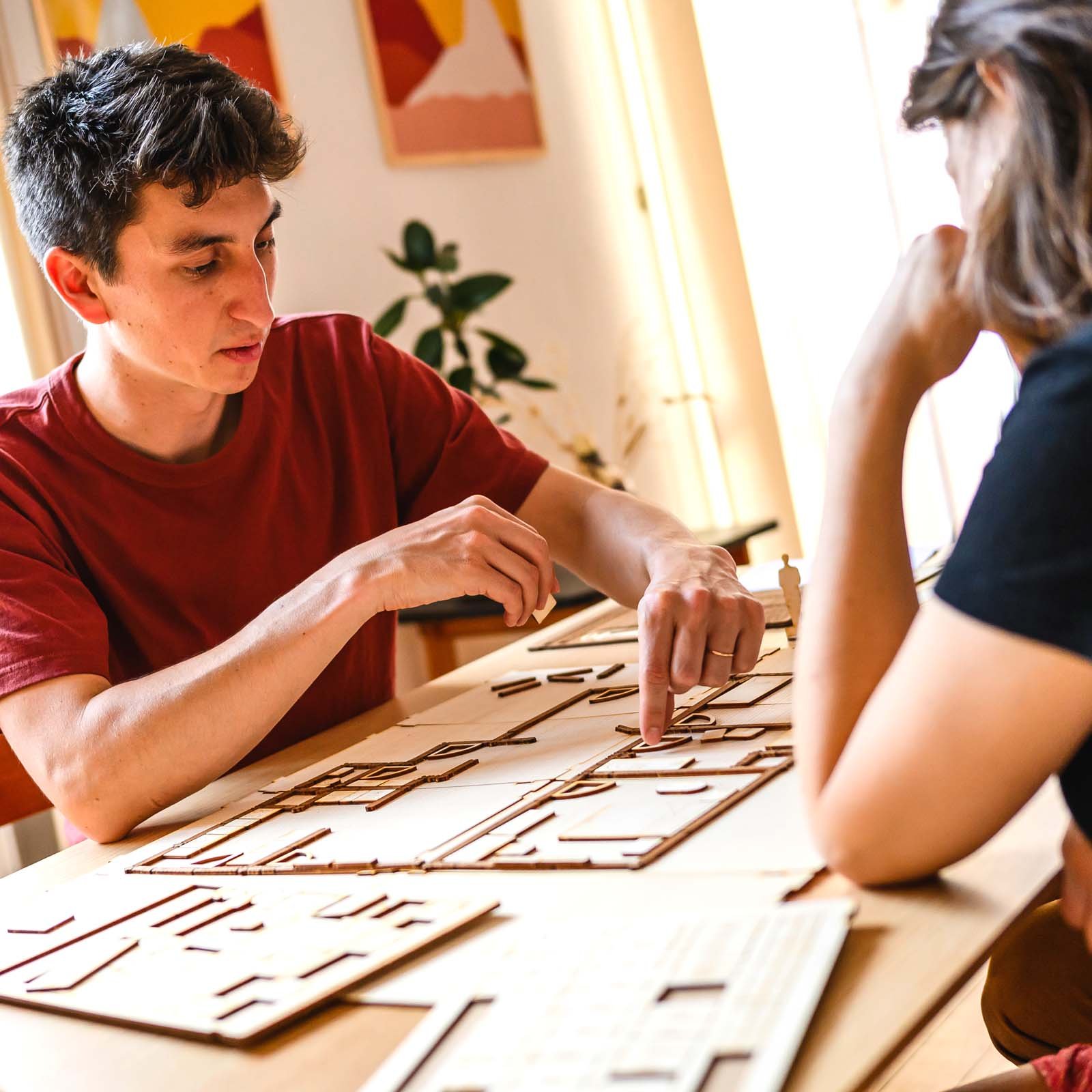 Un couple qui réaliser un plan avec le kit Yoja