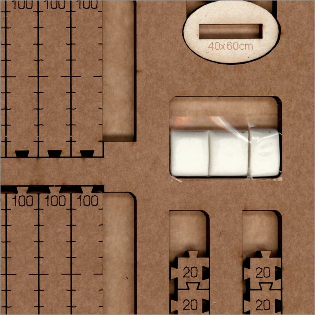 Pâte adhésive : incluse dans chaque kit pour maintenir les éléments en place sur la grille métrée pendant votre travail.