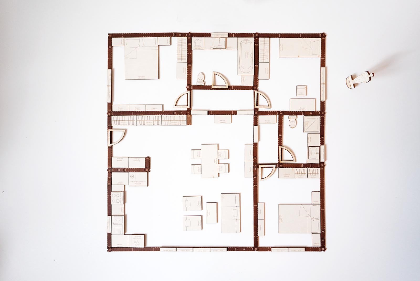 Plan Maison 100m2 plain-pied avec 3 Chambres (10.0m x 10.0m)