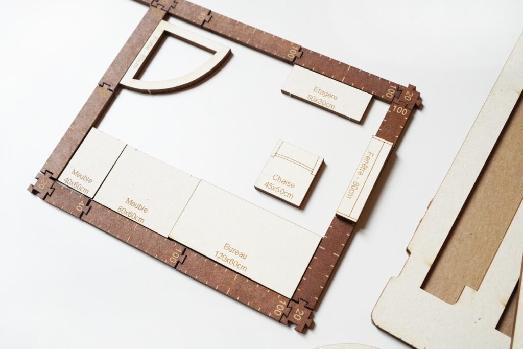 aménager un bureau : placement, éclairage et rangements 3 plan de bureau en bois découpé