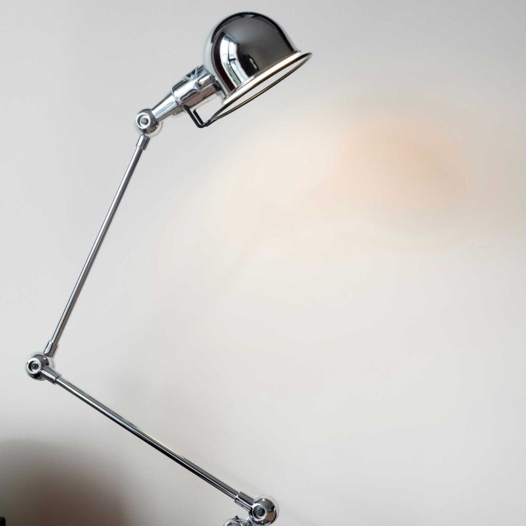 lampe de bureau moderne et élégante.