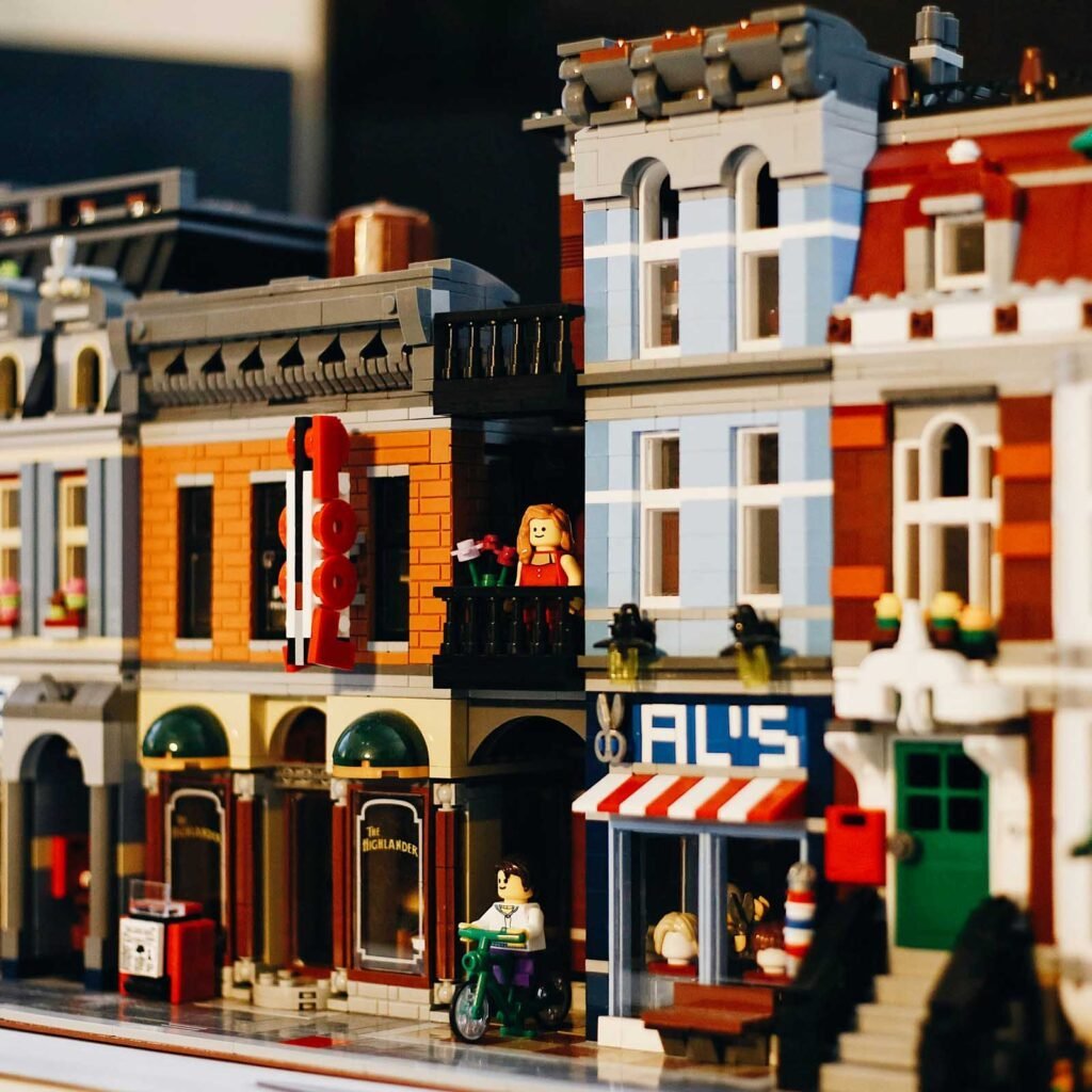maquette lego de bâtiments colorés.