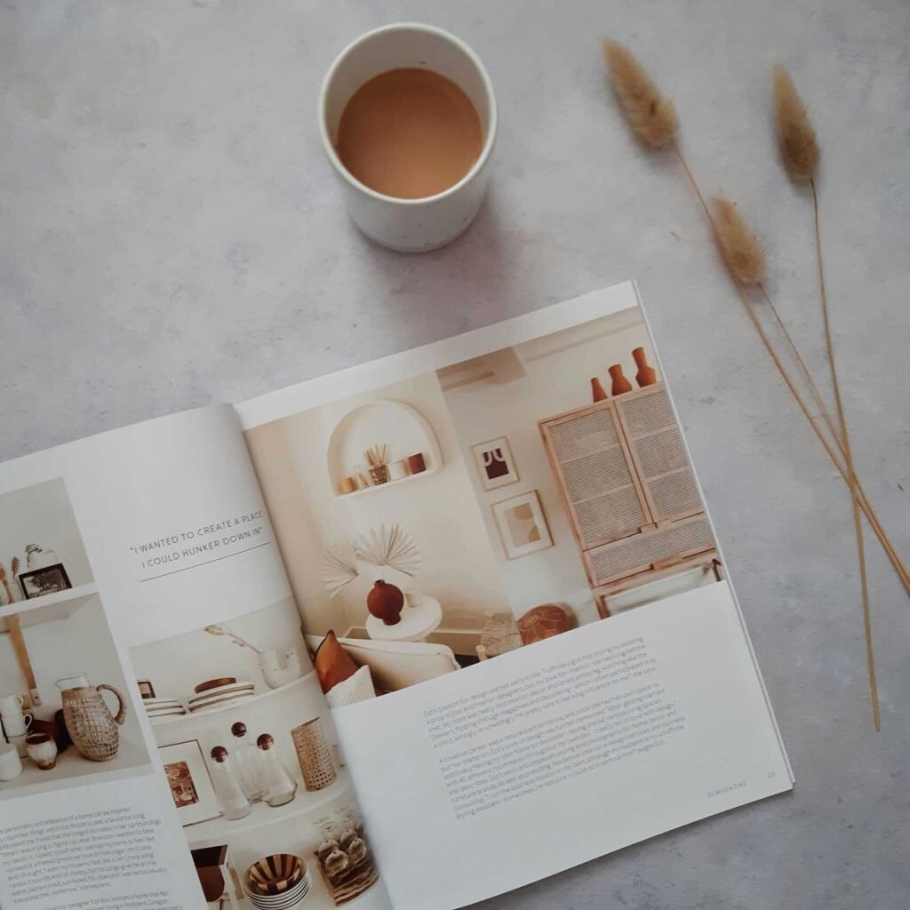 magazine de décoration avec tasse de café.