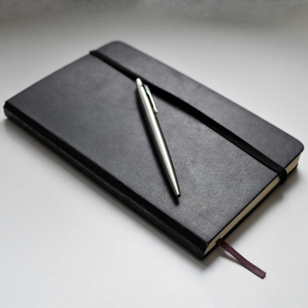 carnet noir avec un stylo élégant.